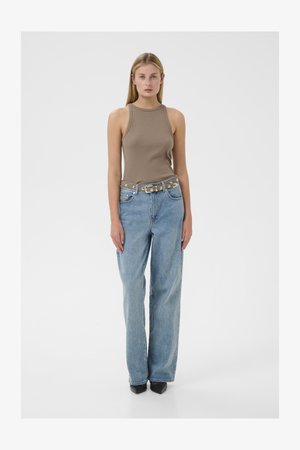 Brown ribbed tank top, high-waisted blue jeans, gray belt with silver accents, black heeled shoes, model standing against a white background.