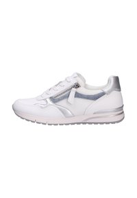 Witte sneaker met leren en mesh bovenwerk, zilveren accenten, textuurontwerp, vetersluiting en zijrits detail.