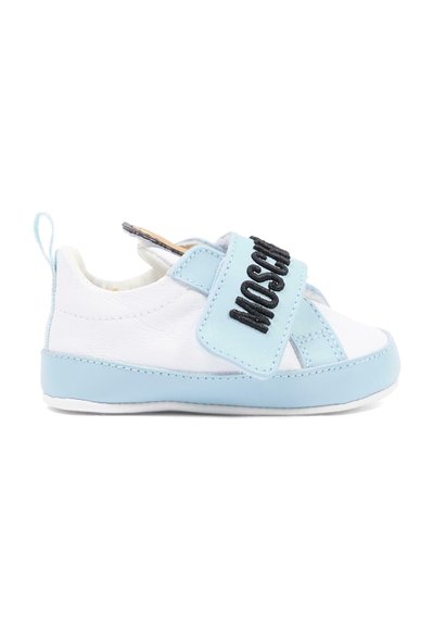 Chaussure pour bébé blanche et bleu clair avec une grande bride sur le dessus brodée du mot « MOSCHINO » en lettres noires.