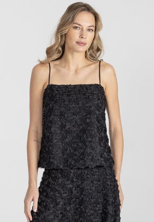Czarny top bez rękawów wykonany z fakturowanego materiału z motywem kwiatowym, z cienkimi ramiączkami i luźnym krojem.