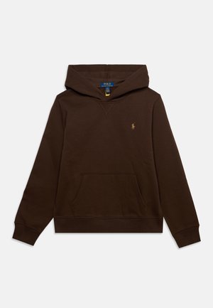 Brązowa bluza z kapturem z długim rękawem, z kieszenią kangurzą z przodu i małym złotym logo Polo Ralph Lauren na lewej piersi na białym tle.