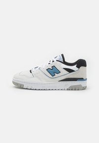 Valgete tossudega, millel on sinised ja mustad detailid, tekstureeritud nahk ja sametpaneelid, lamedad paelad ja hall kummist tallad. Omab "New Balance" brändimist.