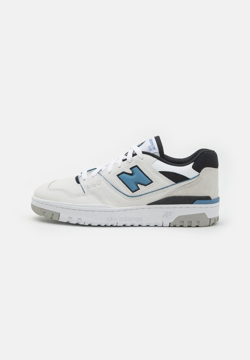 Valgete tossudega, millel on sinised ja mustad detailid, tekstureeritud nahk ja sametpaneelid, lamedad paelad ja hall kummist tallad. Omab "New Balance" brändimist.