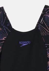 Črn kopalni kostum z barvitim abstraktnim vzorcem na eni strani. Ima tanke naramnice in Speedo logo v purpurni barvi spredaj. Mehka tekstura.