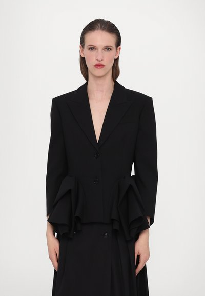 Blazer strutturato nero con scollatura a V profonda, due bottoni e maniche voluminose a ruches, realizzato in un tessuto liscio.