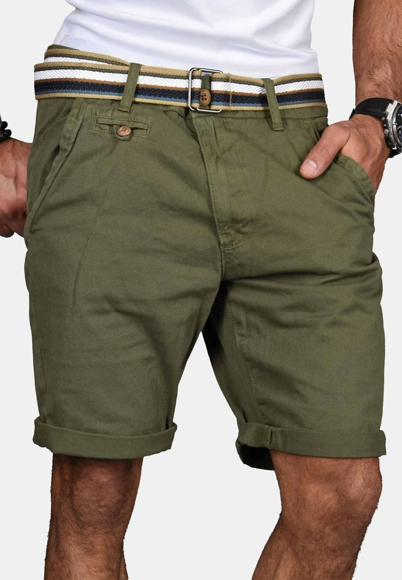 Olivgrüne Baumwollshorts mit umgeschlagenen Bündchen, Seitentaschen und einem gestreiften gewebten Gürtel mit grünen, weißen und blauen Akzenten.