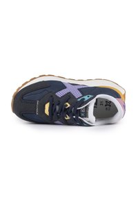 Sneaker blu navy con una tomaia in mesh e suede, dettagli gialli e suola in gomma. Presenta dettagli multicolori e colletto imbottito.