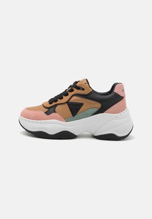 Chunky sneaker med brunt lær, sorte detaljer, rosa og grønne suede paneler, sorte snørebånd og en tykk hvit yttersåle med strukturert bunn.