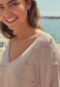 Next V-NECK GEM - Printtipaita - neutral spacedye