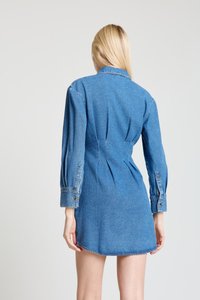Jeanskleid mit figurbetonter Silhouette, langen Ärmeln mit Knopfmanschetten und einem abgerundeten Saum. Der Stoff ist in mittlerer Blautonwäsche mit subtiler Struktur.