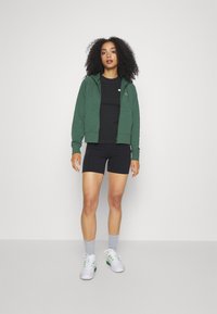 Lacoste Sport HOODED  - Majica s kapuljačom i patentnim zatvaračem - vert fonce