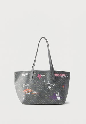 Sac cabas gris avec longues anses, présentant un motif d'yeux imprimé et un texte graffiti coloré ainsi que des dessins, incluant « Life isn’t fair » et des étoiles.