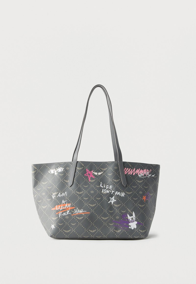 Γκρι τσάντα ώμου με μακριά χερούλια, με τυπωμένο μοτίβο ματιών και πολύχρωμο κείμενο και σχέδια γκράφιτι, συμπεριλαμβανομένων των «Η ζωή δεν είναι δίκαιη» και αστέρια.