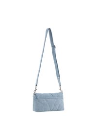 Borsa a spalla trapuntata di colore azzurro chiaro, realizzata in tessuto morbido, con una lunga tracolla regolabile e una chiusura in tono argento.