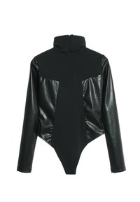 Un body negro con un cuello alto, que presenta una tela mate en el cuerpo y acentos de cuero brillante en las mangas y los hombros.