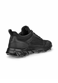 Scarpa sportiva nera con tomaia testurizzata che combina pelle e rete. Presenta una suola in gomma spessa e pattern per trazione e supporto.