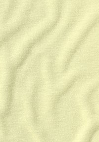 Tissu jaune clair avec une texture en maille fine et des plis doux créant des ombres et des reflets subtils.