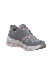Chaussure de sport grise avec un dessus en maille et des accents roses. Elle présente un col rembourré, un système de laçage et une semelle extérieure amortie avec des poches d'air.
