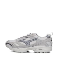 Chaussure de sport grise avec tige en mesh et en synthétique, bout arrondi, lacets et semelle rembourrée. Présente des accents en argent et une languette au talon.