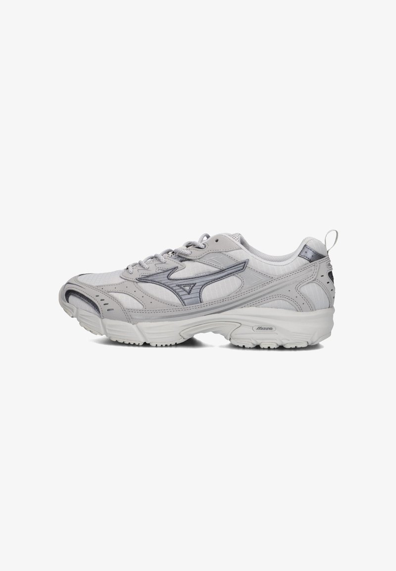 Grauer Sportschuh mit Obermaterial aus Mesh und Synthetik, runder Zehenpartie, Schnürsenkeln und gepolsterter Sohle. Mit silbernen Akzenten und einer Schlaufe an der Ferse.