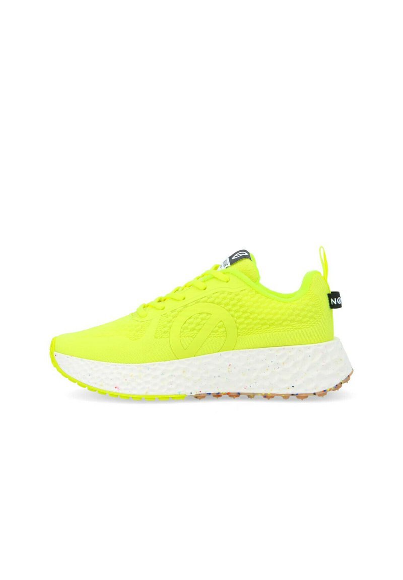 Scarpa da ginnastica giallo neon con tomaia in mesh testurizzato, suola bianca macchiata e linguetta. Presenta lacci piatti e un logo a contrasto sul lato.