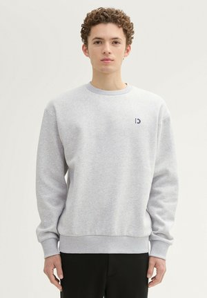 Helle graue Sweatshirt aus Baumwollmischung mit Rundhalsausschnitt, gerippten Bündchen und kleinem Logo auf der Brust. Glatte Textur, lässige Passform.