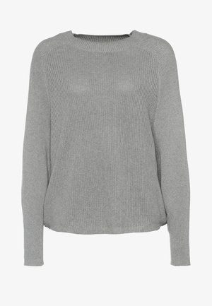 Harmaa neulepusero, jossa on pyöreä kaula-aukko ja ribbikuvio, yhdistettynä mustiin leveälahkeisiin housuihin ja tyylikkäisiin mustiin kenkiin, pitäen mustaa clutch-laukkua.