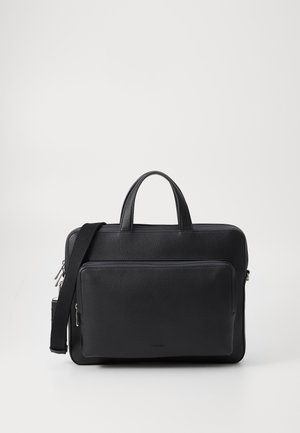 Zwarte leren laptoptas met dubbele handgrepen, verstelbare schouderriem, een voorvak met rits en een gestructureerde afwerking. Rechthoekig ontwerp.