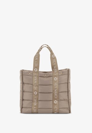 Beige, gevoerde tote bag met een vlak,gequilt ontwerp en dubbele stofhandvatten met "HEY MARLY" branding. Messing hardware accenten voegen detail toe.