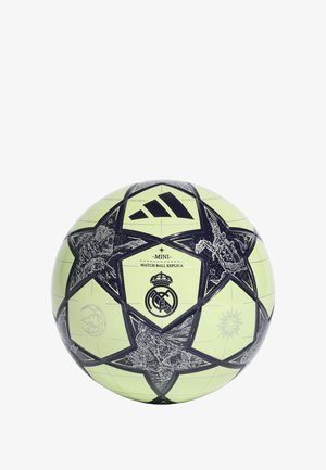 Groene mini voetbal met zwart sterpatroon, voorzien van emblemen en een logo in het midden. Glad oppervlak met gestikte naden.