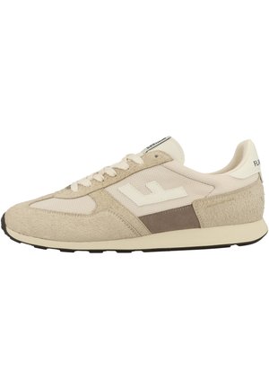 Zapatilla beige y crema con paneles de ante y malla, diseño con cordones, logo blanco en el lateral y suela de goma negra.