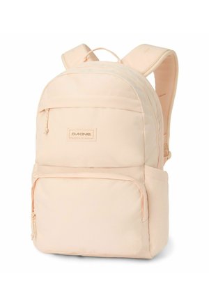 Mochila de color melocotón con una textura de tela suave, correas ajustables acolchadas, bolsillo frontal con cremallera y logotipo de la marca en el compartimento principal.