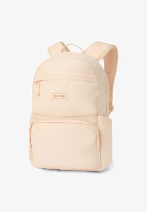 Mochila de color melocotón con una textura de tela suave, correas ajustables acolchadas, bolsillo frontal con cremallera y logotipo de la marca en el compartimento principal.