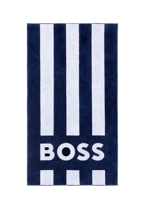 Serviette de plage à rayures verticales bleu marine et blanches avec le mot "BOSS" en lettres blanches en gras près du bas.