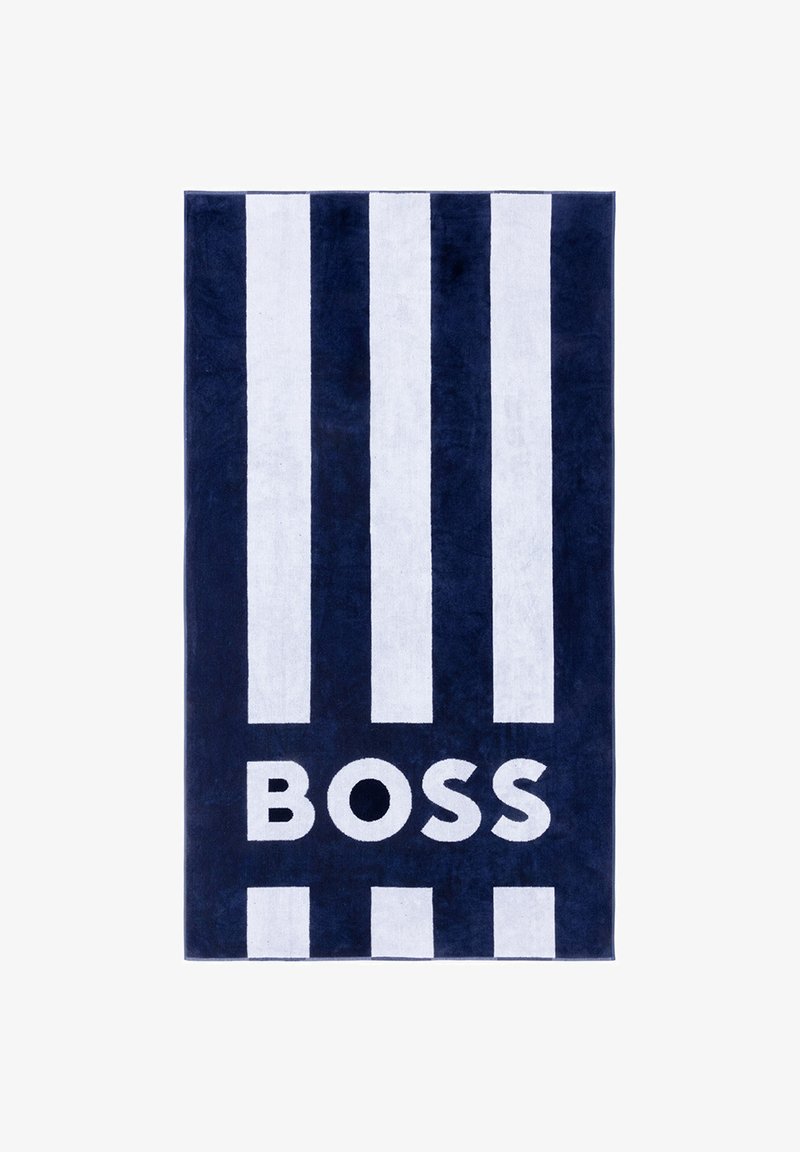 Serviette de plage à rayures verticales bleu marine et blanches avec le mot "BOSS" en lettres blanches en gras près du bas.