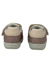 Sneakers in tela glitter rosa con accenti rosa lucidi, suole in gomma bianca e chiusura con strap in velcro; vista posteriore che mette in evidenza il colletto imbottito e dettagli testurizzati.