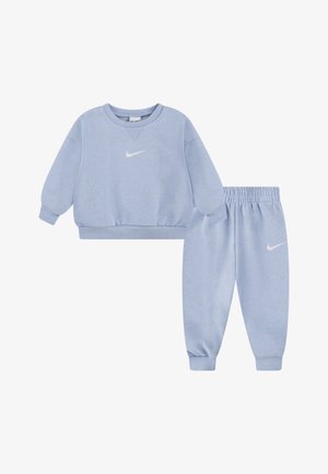 Svijetloplavi Nike dukserica i odgovarajuće trenirke. Mekani materijal, rebraste manžete i pojas. Bijeli Nike logo na prednjem dijelu dukserice.