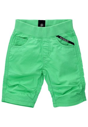 Groene katoenen shorts met een geribbelde tailleband, zijzakken en een klein logolabel aan de zijkant. De stof heeft een gladde textuur.