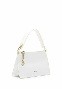 Sac à main en cuir blanc avec une large bandoulière, des ferrures dorées et un pendentif doré suspendu avec des lettres sur un fond blanc.