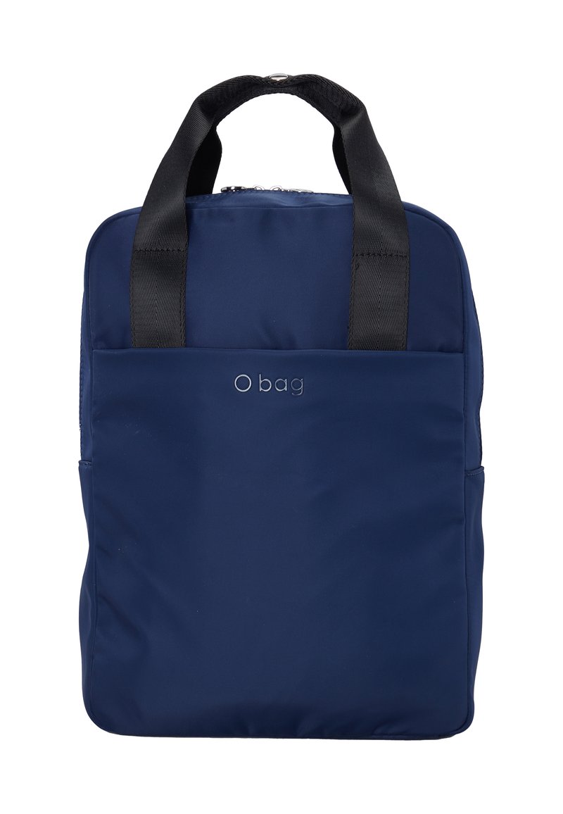 Granatowa prostokątna torba z czarnymi uchwytami, przednia kieszeń na zamek błyskawiczny oraz logo "O bag" umieszczone na środku przedniej kieszeni.