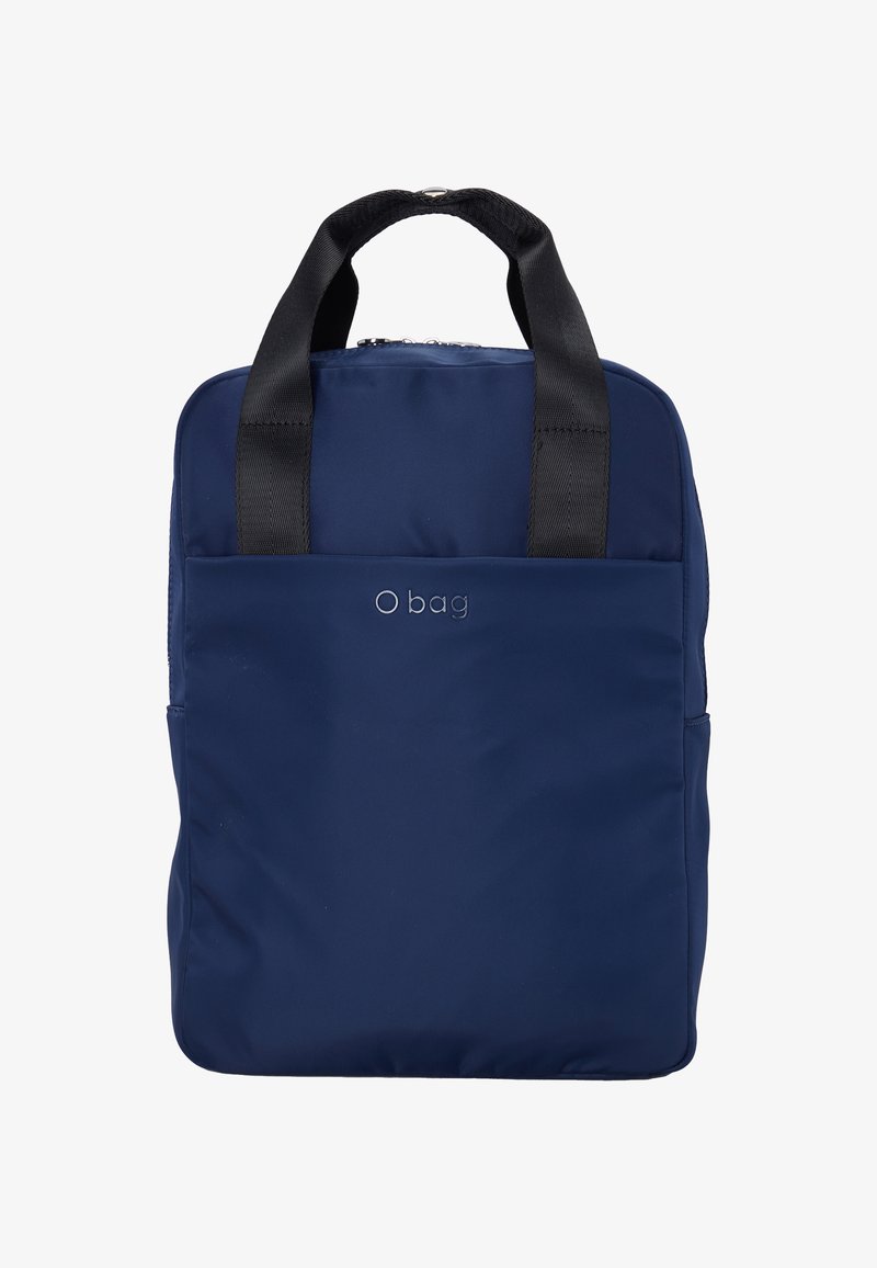 Granatowa prostokątna torba z czarnymi uchwytami, przednia kieszeń na zamek błyskawiczny oraz logo "O bag" umieszczone na środku przedniej kieszeni.