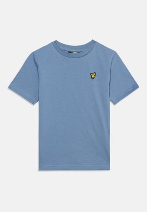 T-shirt bleu à manches courtes et col rond avec un petit logo oiseau jaune brodé sur la poitrine gauche.
