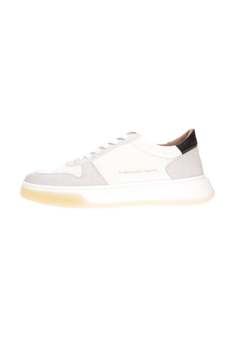 Sneaker bianca e grigia con texture in suede e pelle, dotata di punta rotonda, design con lacci e suola in gomma crema. Accentatura in oro con logo.