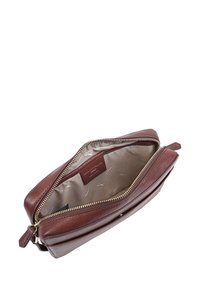 Pochette en cuir brun avec un extérieur texturé et une fermeture éclair dorée. L'intérieur est doublé d'un tissu clair avec un détail de logo.