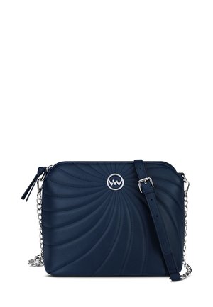 Navy blauer Kunstleder-Crossbody-Beutel mit spiralförmigem Stickdesign, silbernem Rundlogo, abnehmbarem Kettenriemen und Reißverschluss.