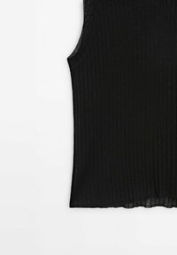 Haut noir sans manches à côtes avec encolure ronde, texture tricotée visible, et ourlet légèrement effiloché sur fond blanc.