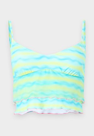 Top corto teñido anudado en azul, amarillo y verde con tirantes finos y un dobladillo fruncido bordeado en rosa claro.