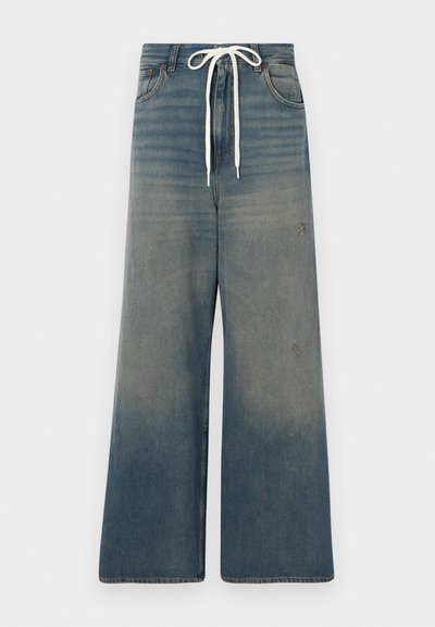 Jeans in denim a gamba larga con un gradiente dal blu chiaro al blu scuro, dotati di chiusura con cordino, dettagli strappati e design standard a cinque tasche.