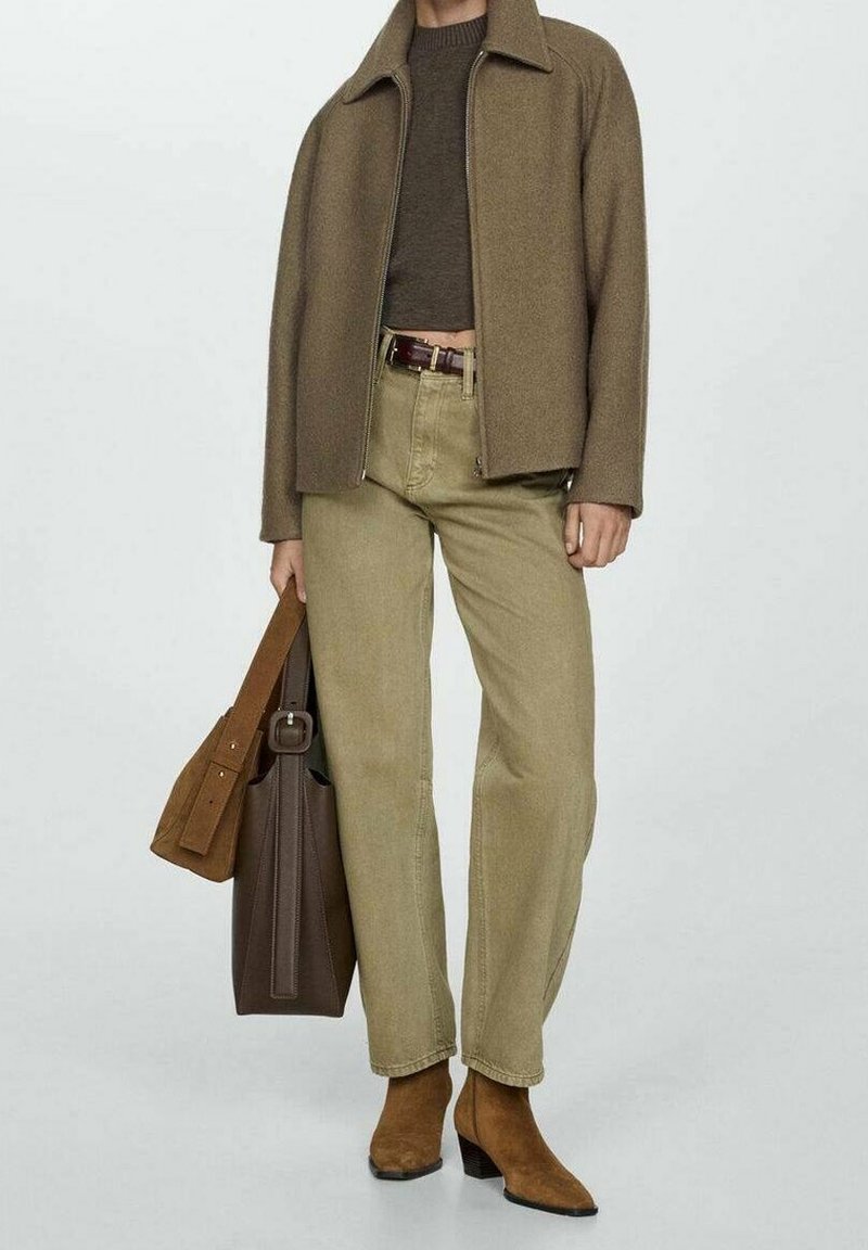 Brązowa kurtka z wełny, oliwkowe dżinsy, brązowy pasek, brązowa skórzana torba i brązowe botki. Prosty fason z teksturowanych materiałów.