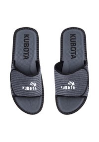 Sandales grises à enfiler avec une bride en tissu texturé et une semelle en caoutchouc. Affiche le nom de la marque "KUBOTA" en blanc de manière bien visible.